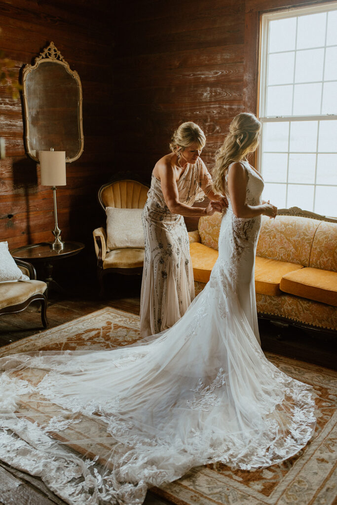 getting into wedding dress at dutch ford farm